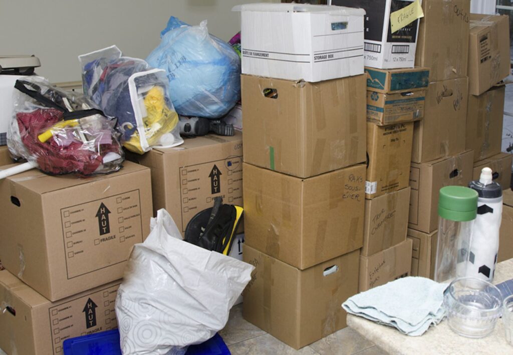 Stabel af flyttekasser med ting klar til flytterengøring