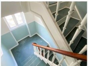 Opgang med trapper der er rengjort, trappevask i Randers.