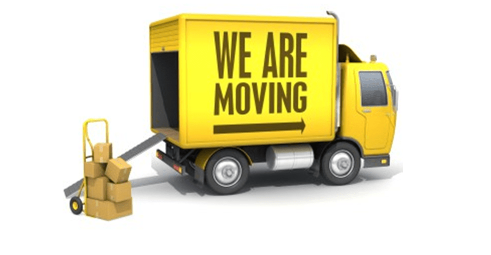 Gul flyttebil med "WE ARE MOVING" og flyttekasser på en sækkevogn klar til flytterengøring.