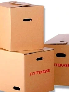 Professionel flytterengøring i Randers leveret af M1-Clean, illustreret med stablede flyttekasser klar til indflytning i nyt hjem